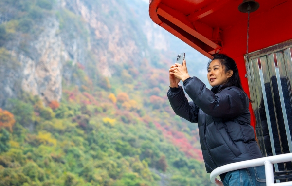 “船娘”易前清在拍攝沿途風景。熊威攝