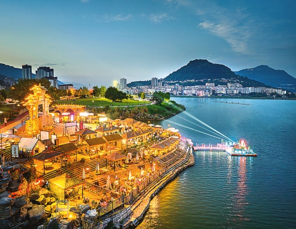 濱湖夜市燈火璀璨。王曉宇攝