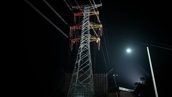 利用無人機照明提高工作能見度。國網重慶永川供電公司供圖