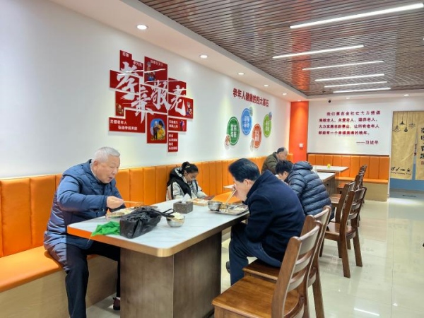 老人們享受就餐時刻。九龍坡區融媒體中心供圖