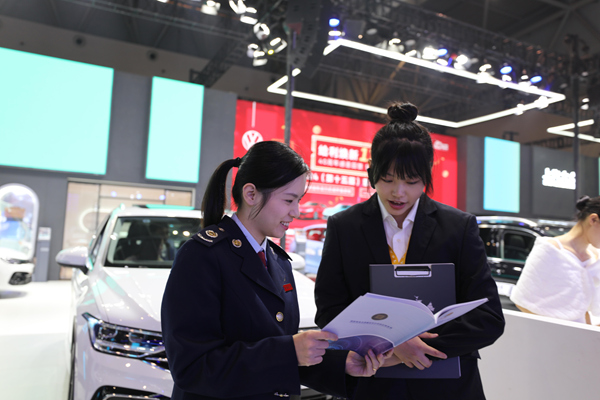 沙坪壩區稅務人員向汽車銷售企業宣傳消費品以舊換新相關政策。郭亞玲攝