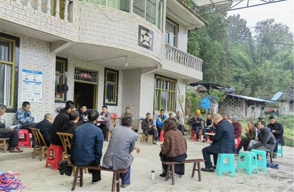 黑溪鎮光明村召開殯葬改革政策宣講會。黔江區黑溪鎮政府供圖