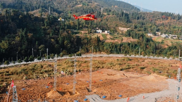 12月17日，國網重慶市電力公司應急救援基干分隊完成重慶地區首次運用直升機組立應急搶修塔。李孜棪攝