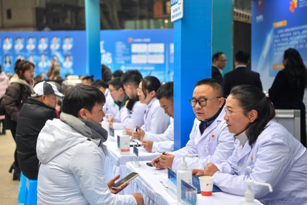 九龍坡區2024年第四季度健康集市活動（博士專場）現場。周邦靜攝