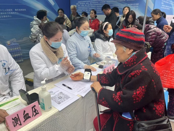 醫生現場檢查市民身體情況。任峰攝