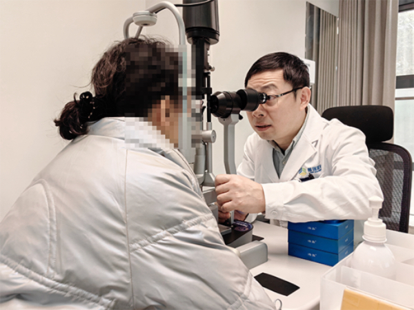 侯乒為患者檢查眼部情況。重慶普瑞眼科醫院供圖