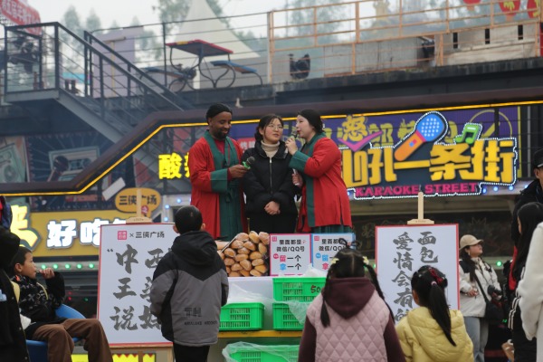 ▲“中外王婆”同臺搭檔“笑果”滿滿。（景區供圖）