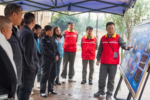 何濤向企業員工開展數智化技術宣傳培訓。國網重慶永川供電公司供圖