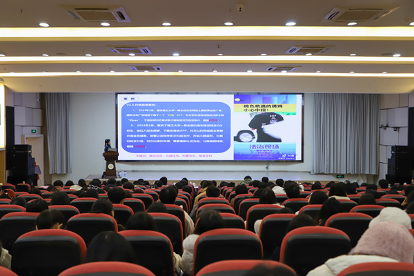 巴南區公安分局反詐騙中心輔警秦蓮開展反詐宣講。重慶理工大學供圖