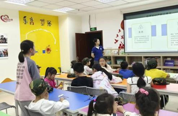 志愿者服務隊在民心佳園社區青少年之家進行宣講。西南政法大學供圖