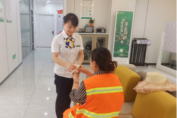 柜面工作人員為環衛工人送清涼。中國人壽壽險重慶市分公司供圖