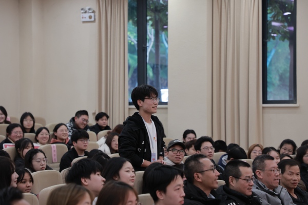 學生向肖祖賢提問。重慶理工大學供圖