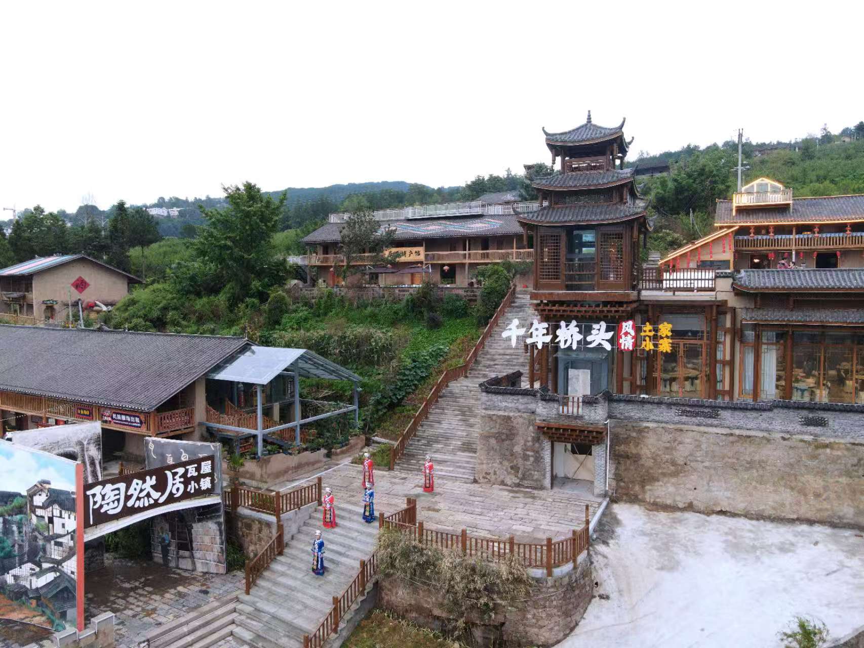 煥然一新的瓦屋村土墻青瓦，土家風情濃郁。通訊員 譚艷波 攝