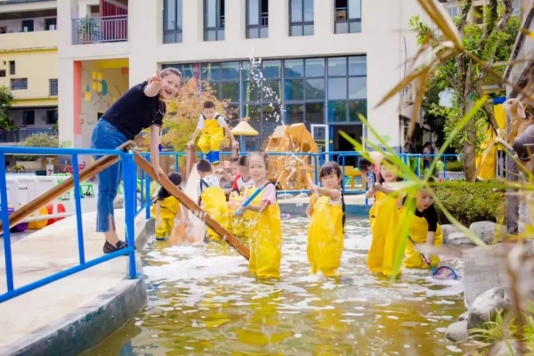 幼兒在園內快樂地玩自主游戲。涪陵區融媒體中心供圖