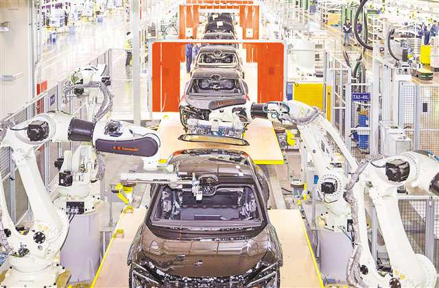 　12月25日，長安數智工廠，全自動裝配機器人和視覺檢測機器人協作安裝前后擋風玻璃。記者 張錦輝 攝/視覺重慶