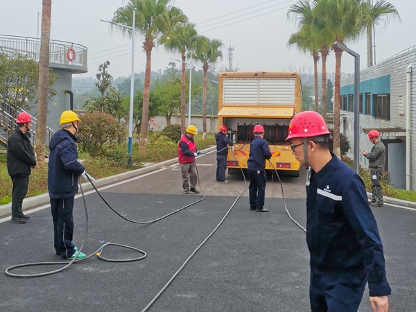 雙方人員協同開展應急演練。國網重慶永川供電公司供圖