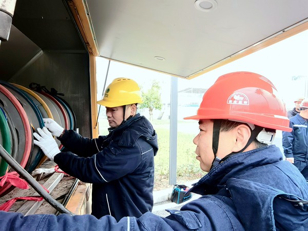 雙方人員協同開展應急演練。國網重慶永川供電公司供圖