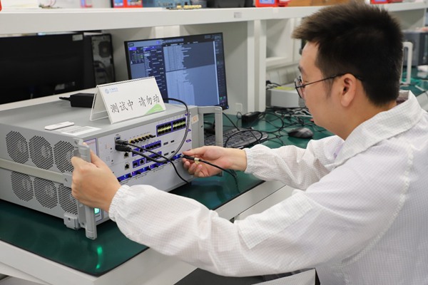 測試工程師在開展中國移動車規級模組測試。重慶移動供圖