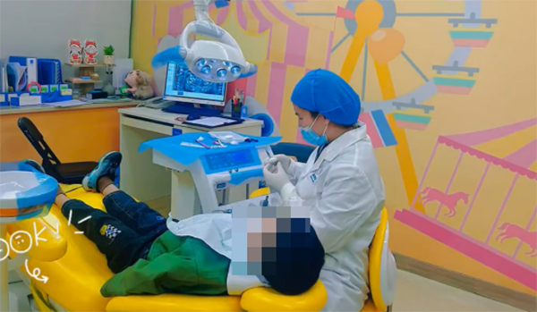 醫生為孩子進行牙齒治療。泰康拜博口腔供圖