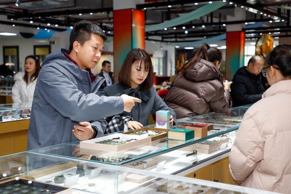 大足玉石珠寶展銷中心，人頭攢動、熱鬧非凡。大足區融媒體中心供圖