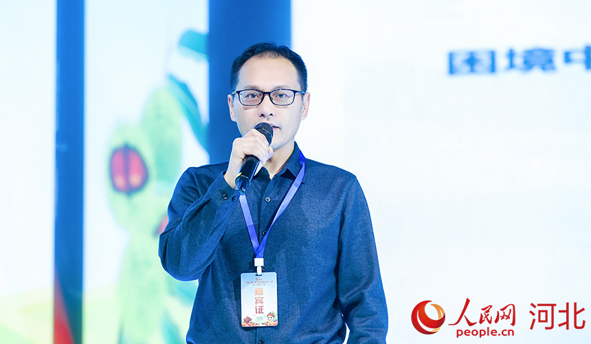 河北省農林科學院科技成果轉化部部長李順國介紹如何通過技術賦能，實現青龍板栗產業高質量發展。人民網記者 周博攝