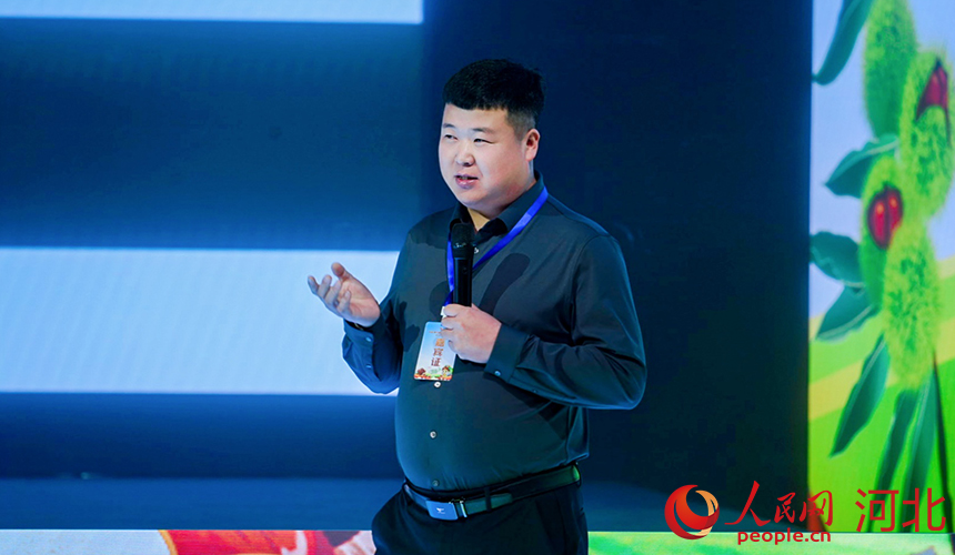 青龍滿族自治縣?？缔r農業發展有限公司總經理肖鳳林介紹青龍板栗如何“出圈”。人民網記者 李兆民攝
