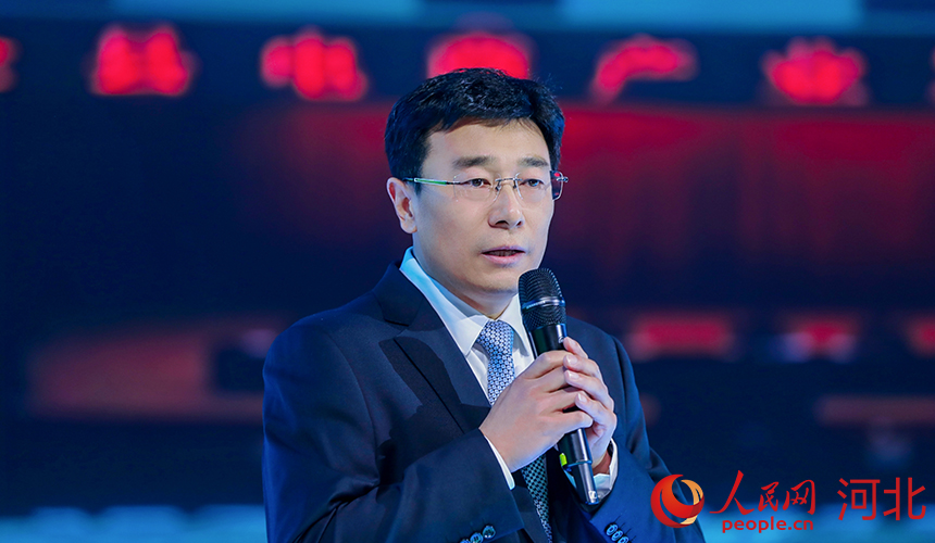 青龍滿族自治縣委常委、縣政府常務副縣長張德龍介紹青龍如何抓電商工作。人民網記者 周博攝