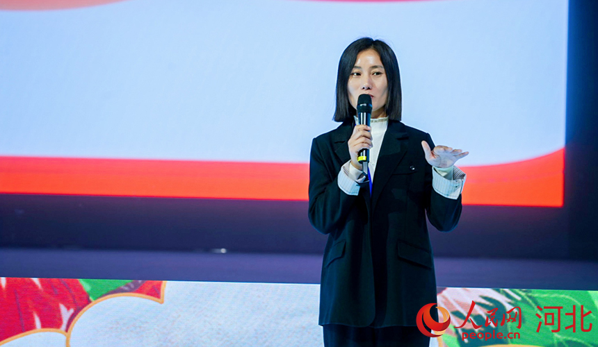 青龍板栗代言人韓文亮講述自己如何通過直播電商將青龍板栗帶出大山。人民網記者 李兆民攝