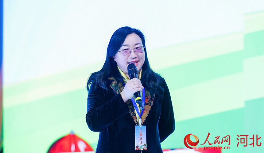 秦皇島市禾采農業科技開發有限公司總經理楊珍分享了開發青龍板栗面條的心路歷程。人民網記者 周博攝