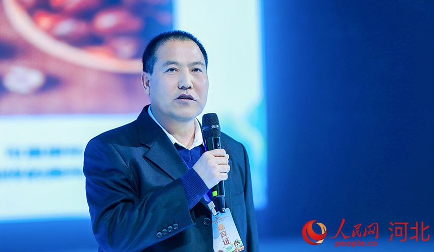 青龍滿族自治縣百峰貿易有限公司總經理韓云庭分享青龍板栗如何打開日本市場的故事。人民網記者 周博攝