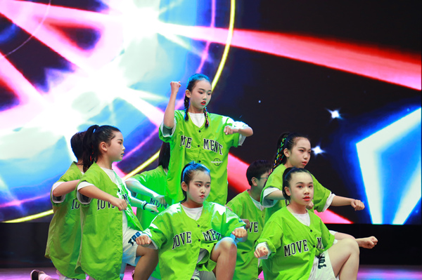 街舞串燒表演。張源攝