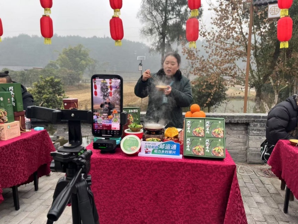 主播現場帶貨直播。任峰攝