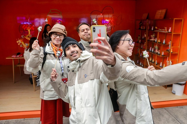 粉絲們現場非遺集市合影。長安汽車供圖