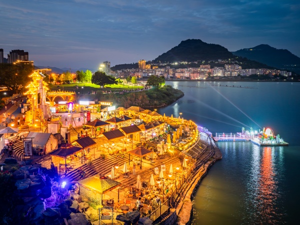 “濱湖夜市”點燃城市煙火氣。開州區委宣傳部供圖