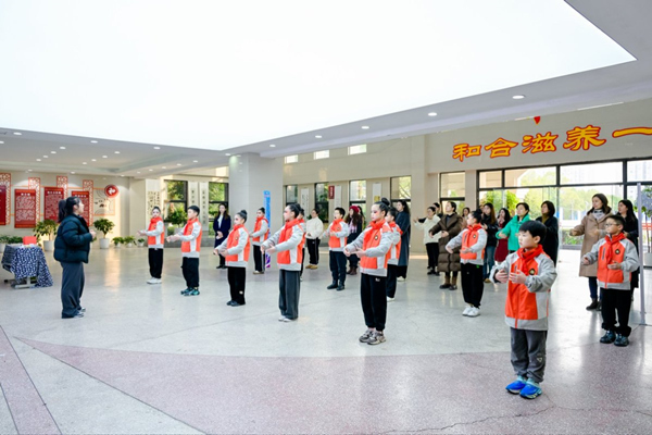 八段錦健心課程體驗。渝北區和合家園小學校供圖