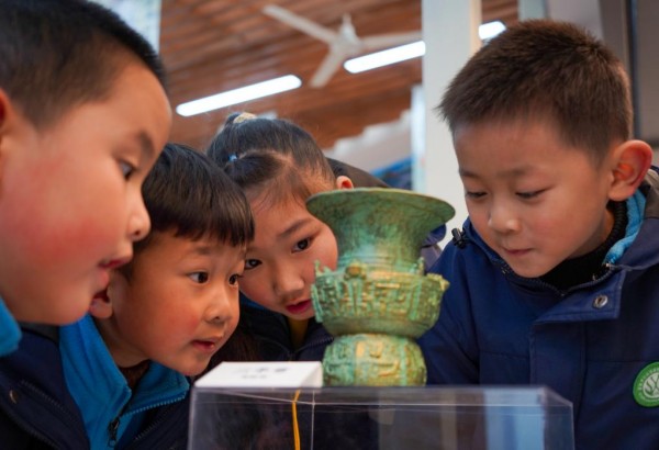 學子們在“趣”博物館觀摩文物。郭思云攝