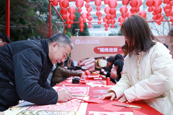 非遺老師現場指導剪紙。張源攝