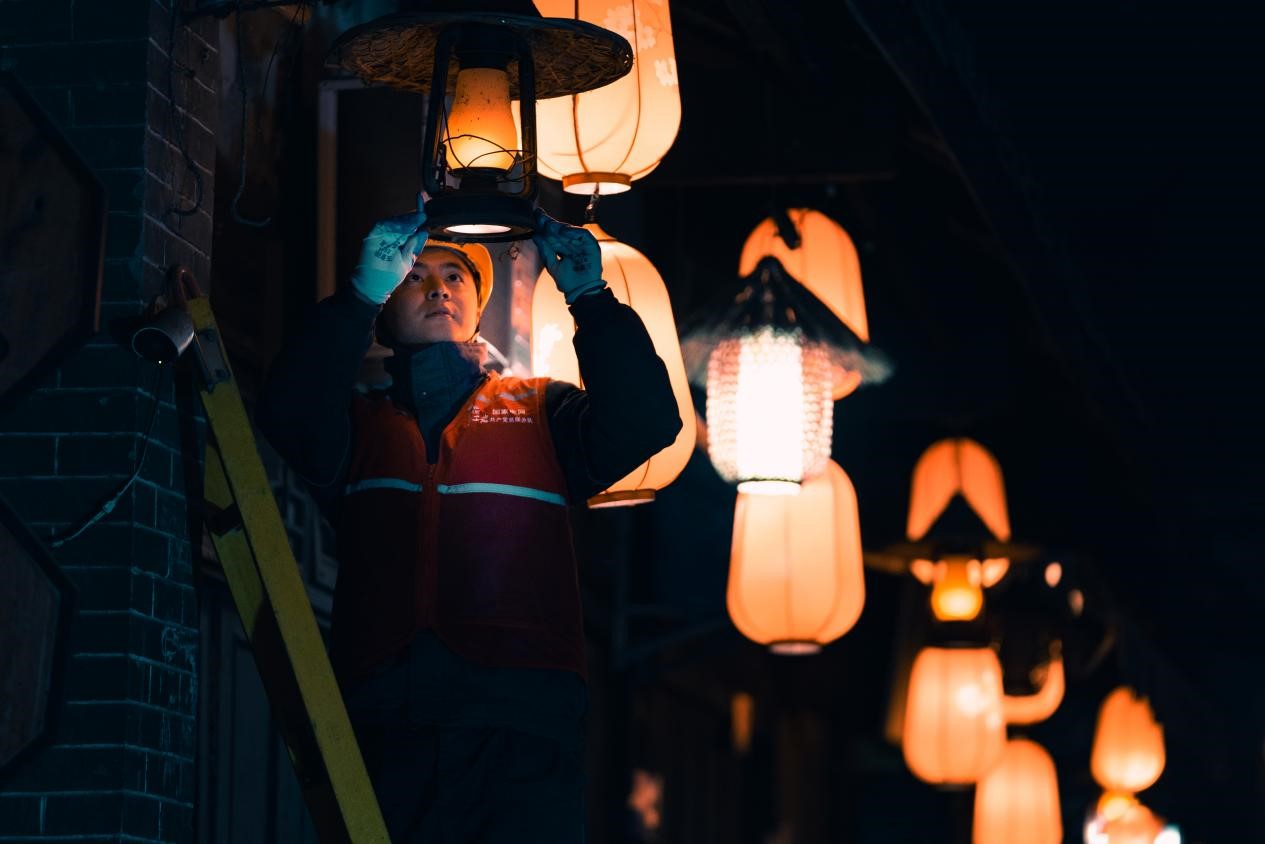 電力人員對燈飾開展安全檢查。國網重慶永川供電公司供圖