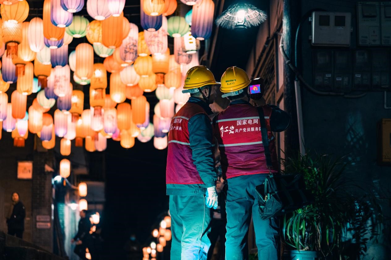 電力人員對表計進行安全檢查。國網重慶永川供電公司供圖