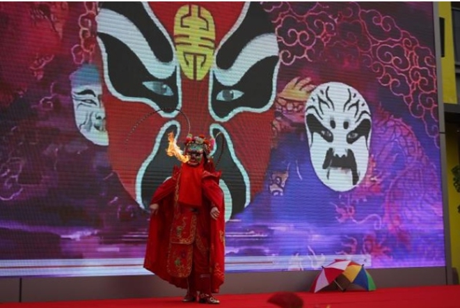 川劇變臉表演。渝北區悅來幼兒園云山岳園供圖