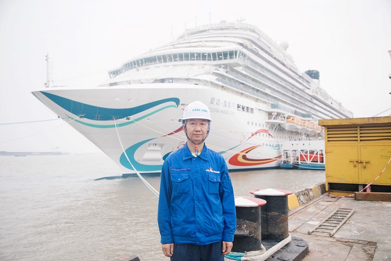 李勇與國產首艘大型郵輪“愛達·魔都號”合影。受訪者供圖