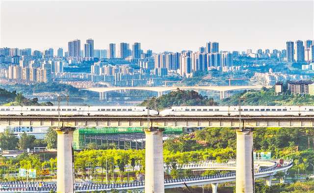 成渝高鐵列車駛過重慶中心城區。（資料圖片）記者 龍帆 齊嵐森 攝\視覺重慶