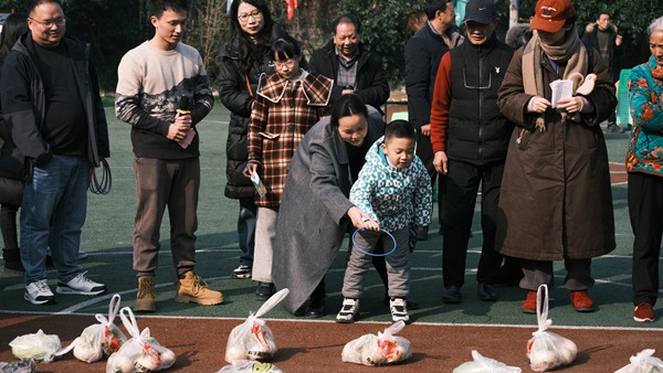 年豬節趣味游戲。曹若琳攝