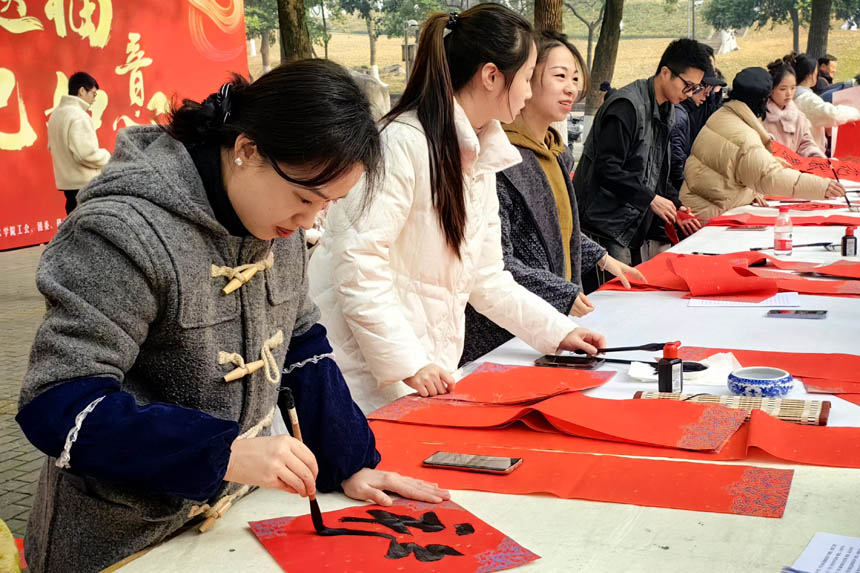 師生現場書寫楹聯。袁杰攝