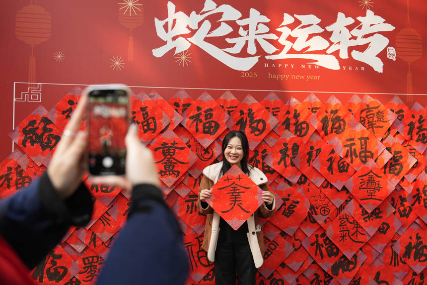 人們在百福墻拍照打卡。秦廷富攝