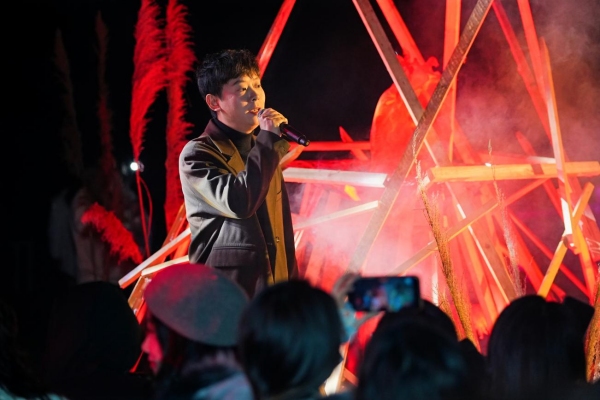 《禮贊生命》大學生生命教育組歌主創李可現場演唱。重慶工商職業學院供圖