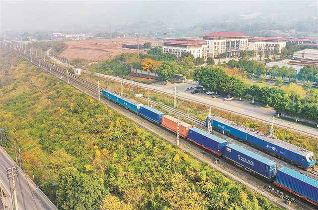 1月1日，沙坪壩區興隆場車站，一列滿載著機械零件、汽車配件等貨物的列車緩緩啟動，標志著中歐班列（成渝）新年首班正式開行。通訊員 郭晉 攝/視覺重慶