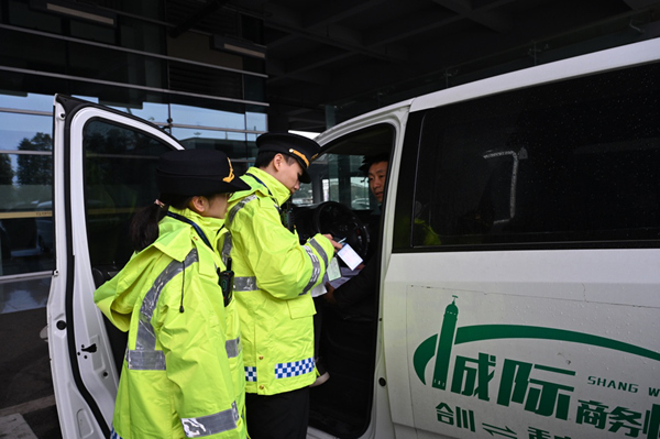 開展執法檢查。鄒樂攝