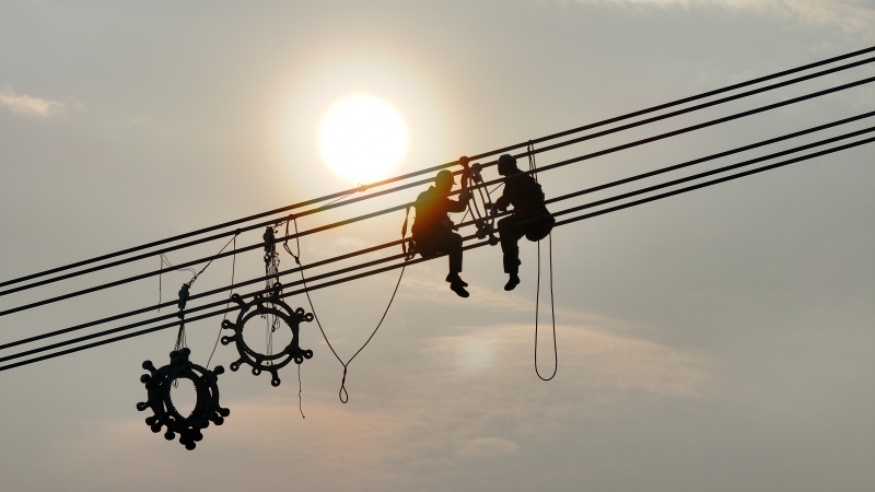 哈密—重慶±800千伏特高壓直流輸電線路工程（重慶段）作業人員進行附件安裝工作。曾雪攝