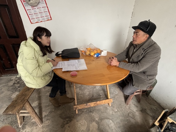 民政干部走訪困難群眾家庭。吳光霞攝